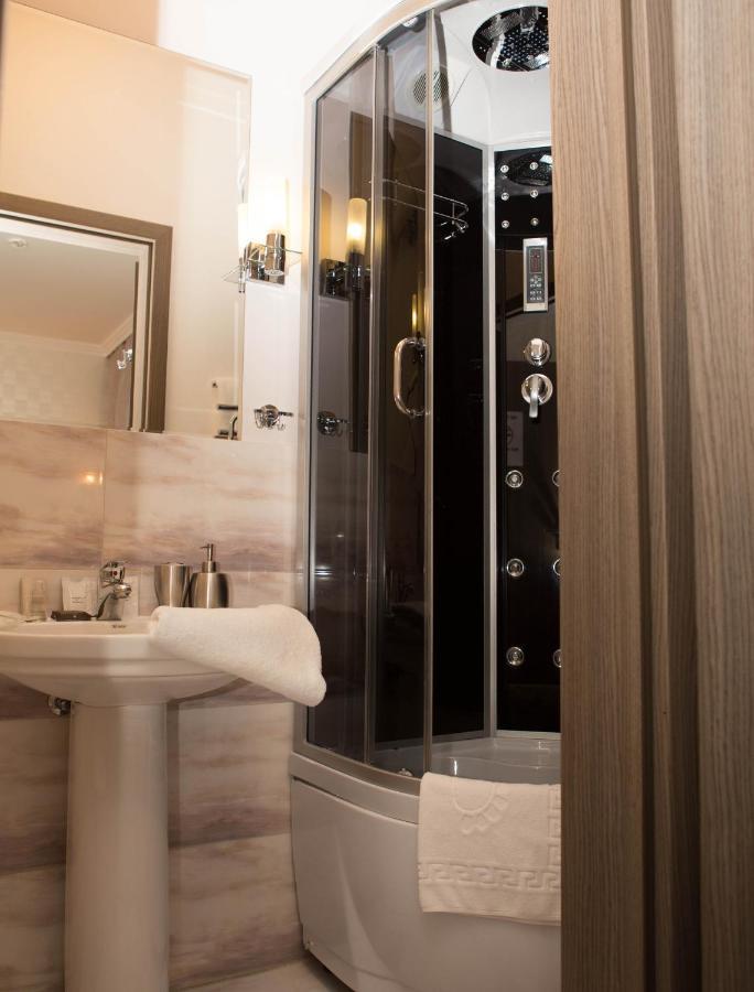 Mini Elegant Hotel Киев Екстериор снимка